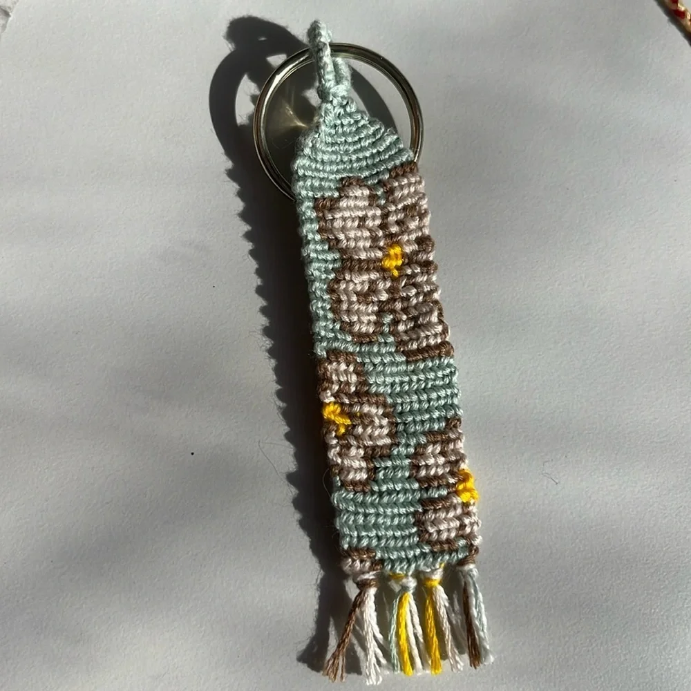 Handmade woven blue floral keychain - Picture 1 of 3